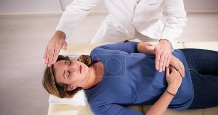 Téléchargez les photos : Massage de guérison alternatif de thérapie de Reiki pour l'homme - en image libre de droit