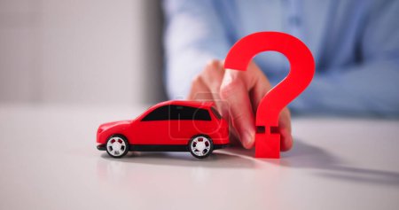 Téléchargez les photos : Votre assurance-automobile couverte Question Concept du point - en image libre de droit