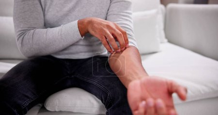 Téléchargez les photos : Man Scratching Itching Body Skin With Allergy - en image libre de droit