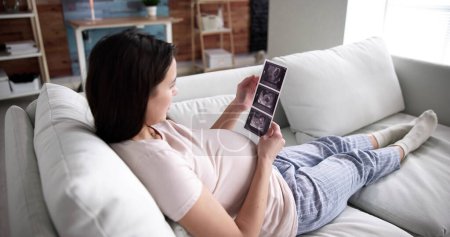 Téléchargez les photos : Pregnant Woman With Ultrasound Image Of Baby - en image libre de droit