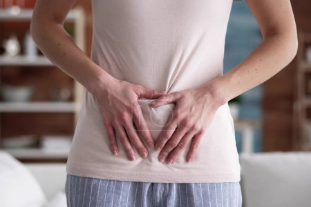Téléchargez les photos : Femme avec SPM et problème de digestion de l'estomac - en image libre de droit