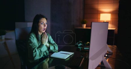 Téléchargez les photos : Frustrated Businesswoman Looking At Her Computer Screen In Dismay - en image libre de droit