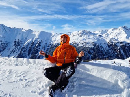 Téléchargez les photos : Cold Winter Snow Mountain Meditation Lifestyle And Travel - en image libre de droit