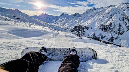 Téléchargez les photos : Winter Extreme Sport FPV. Snowboarding Fun In Snow - en image libre de droit