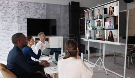 Foto de Videoconferencia de negocios Reunión en línea en la sala de oficina - Imagen libre de derechos