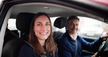 Foto de Gente sonriente sentada dentro del coche compartido Ride - Imagen libre de derechos