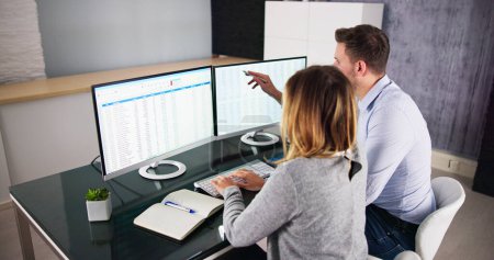 Téléchargez les photos : Employé analyste travaillant sur feuille de calcul à l'aide d'un ordinateur de bureau - en image libre de droit