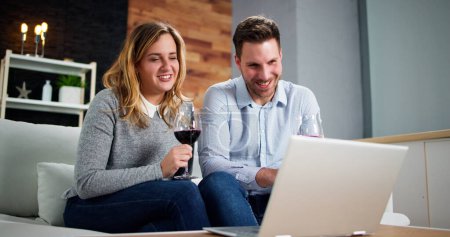 Téléchargez les photos : Dégustation virtuelle de vin avec ordinateur portable. Partie en ligne et boissons - en image libre de droit
