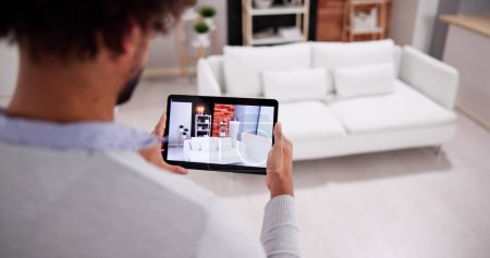 Téléchargez les photos : Visite virtuelle de la maison immobilière par vidéoconférence - en image libre de droit