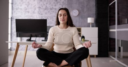 Téléchargez les photos : Employé effectuant la méditation de yoga de santé mentale au bureau - en image libre de droit