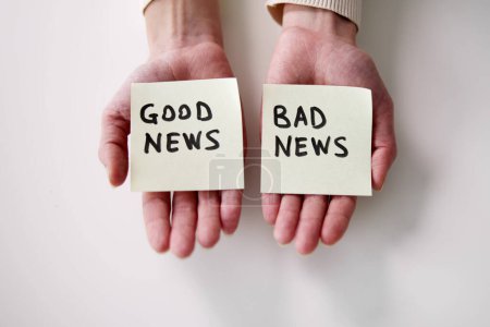 Téléchargez les photos : Woman Showing Paper With Good And Bad News - en image libre de droit