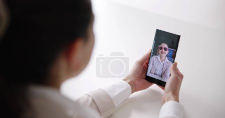 Téléchargez les photos : Essayez montre de mode virtuelle ou lunettes en utilisant AR App - en image libre de droit