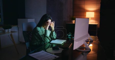 Téléchargez les photos : Frustrated Bored Female At Desk. Business Stress - en image libre de droit