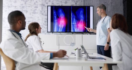 Téléchargez les photos : Médecins et radiologues discutant d'images radiographiques de patients - en image libre de droit