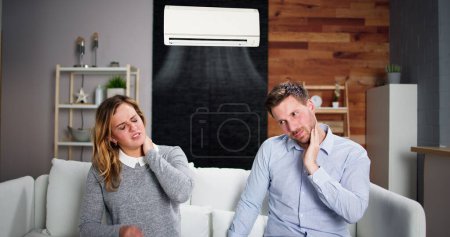 Téléchargez les photos : Couple malade ayant froid et mal à la gorge de climatiseur - en image libre de droit
