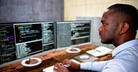 Téléchargez les photos : African American Coder Utilisation de l'ordinateur au bureau. Développeur Web - en image libre de droit