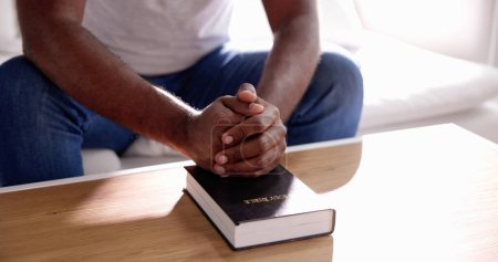 Téléchargez les photos : Black Christian afro-américain. La Bible dans la prière - en image libre de droit