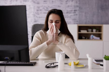 Téléchargez les photos : Sick Office Employee Sneezing At Work. Business Executive - en image libre de droit