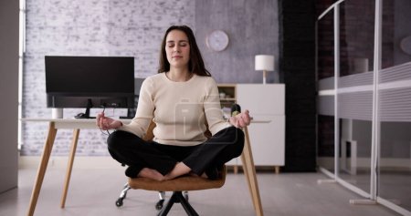 Téléchargez les photos : Employé effectuant la méditation de yoga de santé mentale au bureau - en image libre de droit