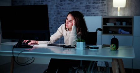Téléchargez les photos : Stressé jeune femme d'affaires penché au bureau informatique dans le bureau - en image libre de droit