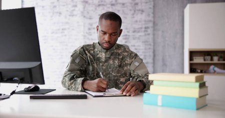 Téléchargez les photos : Military Student Education. Army Soldier Veteran In College - en image libre de droit