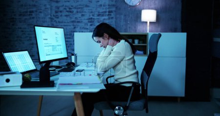 Nackenschmerzen bei der Arbeit am Computer Schlechte Körperhaltung Stress