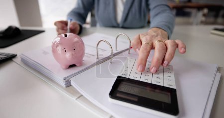 Foto de Facturas del impuesto de ventas. Asesor que ahorra dinero con Piggybank - Imagen libre de derechos