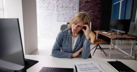 Téléchargez les photos : Stressé malade employée femme au bureau informatique - en image libre de droit