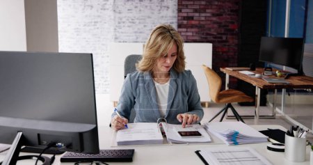 Téléchargez les photos : Accountant Woman With Finance Calculator And Computer - en image libre de droit