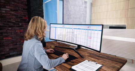 Téléchargez les photos : Data Analyst Woman Using Spreadsheet On Computer - en image libre de droit