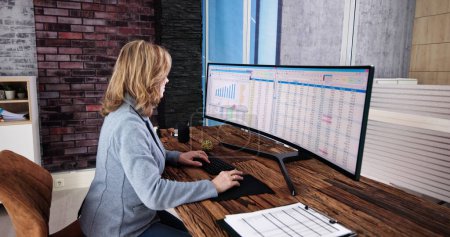 Téléchargez les photos : Data Analyst Woman Using Spreadsheet On Computer - en image libre de droit