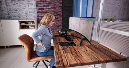 Rückenschmerzen schlechte Körperhaltung Frau sitzt im Büro