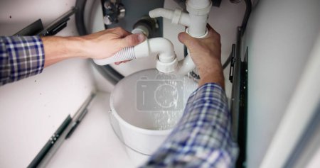 Téléchargez les photos : Tuyau de fixation de plombier fuite. Évier de cuisine cassé - en image libre de droit
