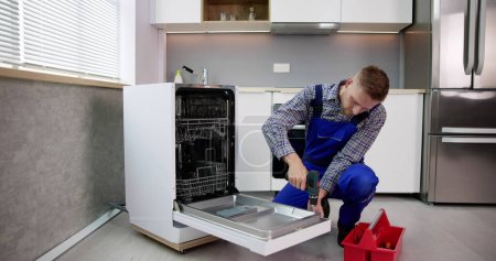 Téléchargez les photos : Service de réparation d'appareils de lave-vaisselle. Entretien ménager Réparateur - en image libre de droit