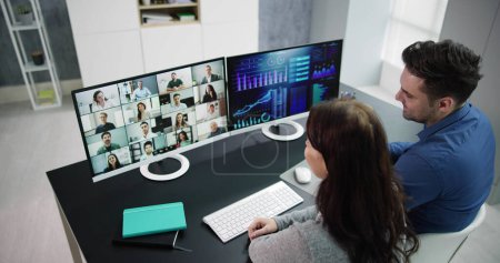 Téléchargez les photos : Visionner le webinaire d'affaires par vidéoconférence sur ordinateur - en image libre de droit