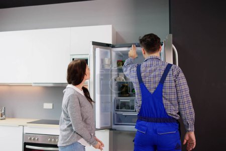 Téléchargez les photos : Service de réparation d'appareils frigorifiques ou de réfrigérateurs par un technicien - en image libre de droit