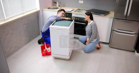 Téléchargez les photos : Réparation électrique d'appareil de lave-vaisselle dans la cuisine - en image libre de droit