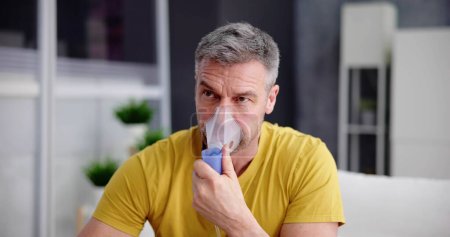 Asthma-Patient atmet mit Sauerstoffmaske und COPD-Vernebler