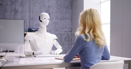 Téléchargez les photos : Men At Interview With AI Robot Machine - en image libre de droit