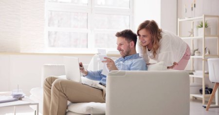 Téléchargez les photos : Portrait de couple faisant des finances à la maison avec calculatrice - en image libre de droit