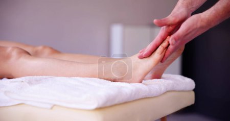 Téléchargez les photos : Réflexologie Traitement de massage des pieds. Thérapie Bien-être Femme - en image libre de droit