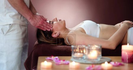 Téléchargez les photos : Jeune femme recevant un massage de la tête au spa beauté - en image libre de droit
