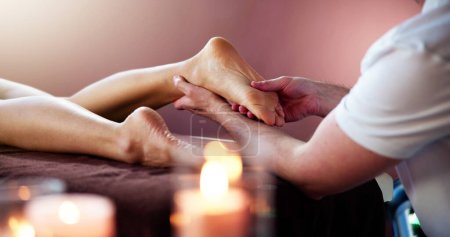 Téléchargez les photos : Réflexologie Traitement de massage des pieds. Thérapeute spa des pieds - en image libre de droit