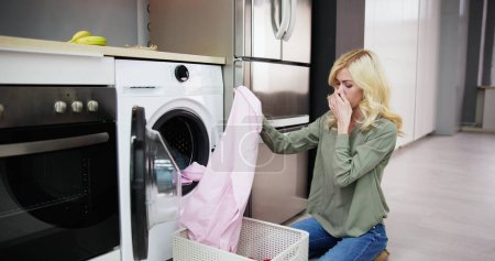 Foto de Ropa rosa manchada en la lavadora. Limpieza de lavandería - Imagen libre de derechos