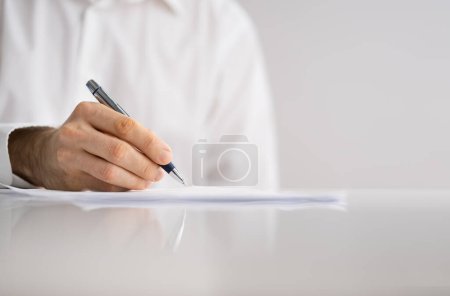 Téléchargez les photos : Signature d'un contrat d'affaires par un avocat à la réunion - en image libre de droit