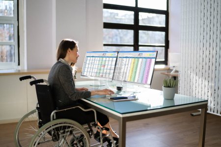 Foto de Hoja de cálculo de codificación médica en PC. Mujer en silla de ruedas - Imagen libre de derechos