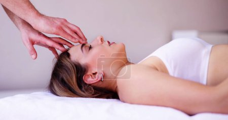 Téléchargez les photos : Portrait d'une jeune femme se faisant masser la tête au spa - en image libre de droit