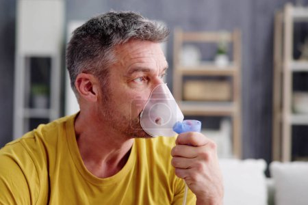 Respiración del paciente con asma usando máscara de oxígeno y nebulizador de EPOC