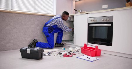 Téléchargez les photos : Nettoyage du plombier Drain et tuyau de cuisine à l'aide d'outils - en image libre de droit