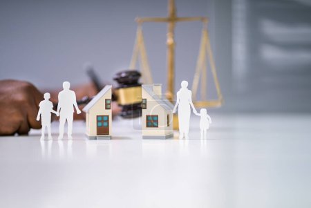 Foto de Primer plano del mazo que muestra la separación de la familia y la casa en el escritorio - Imagen libre de derechos